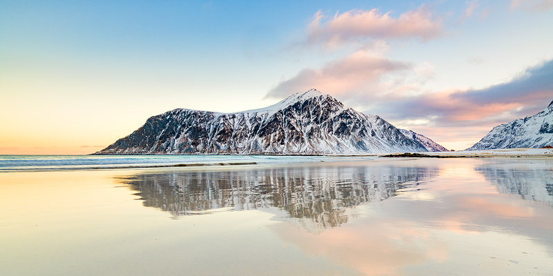 lofoten, noorwegen, norway , bergen, mountain, shore, coast, kust, oceaan, ocean, atlantic, nature, photography, pink, clouds, beach, reflection , sunrise, morning, zonsopkomst. archipel, beach, reflectie, strand, zand, sand,reflection, utakleiv, kust,coast, 